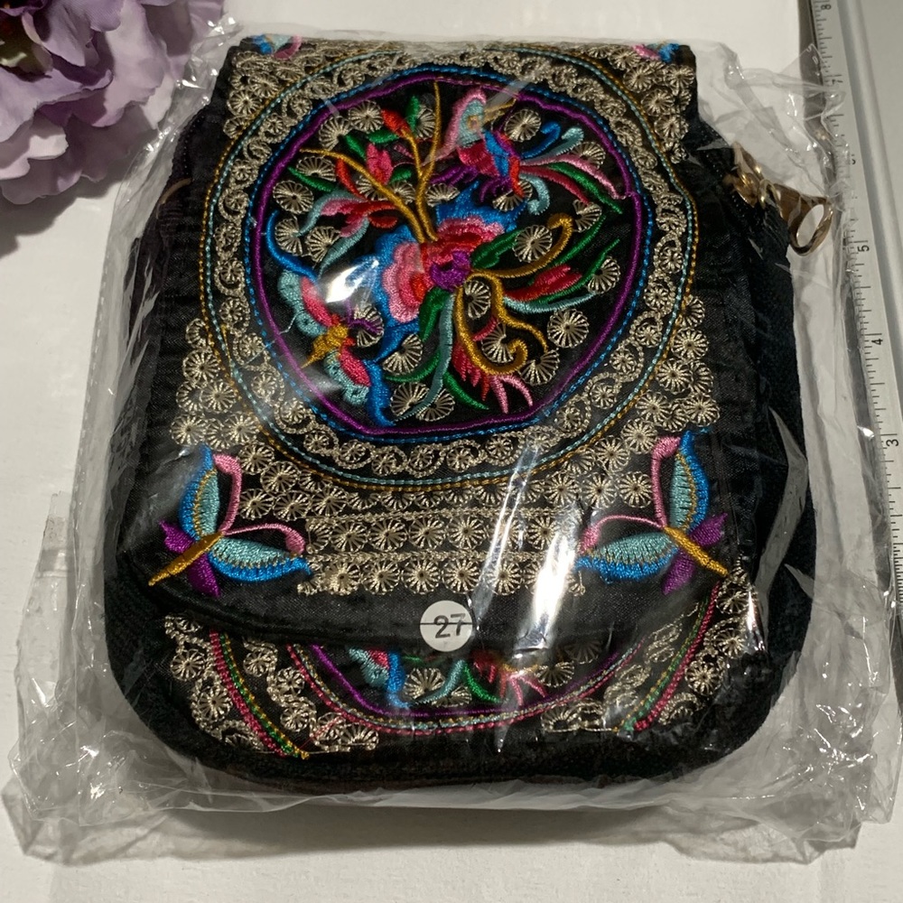 💥SOLD IN STORE LOCATION💥LAST ONE! -Small Embroidered Cross Body Boho Phone Bag - Picture 7 of 9